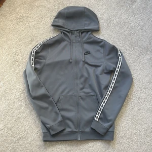 Nike zip hoodie  - Den är i XS men passar även min som vanligtvis bär S. Skriv för fler bilder, frågor etc. 