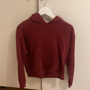 Vinröd hoodie med huva - Säljer en vinröd hoodie med huva och magficka. 
