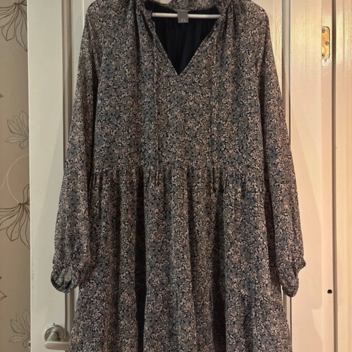 Blommig långärmad klänning från Lindex