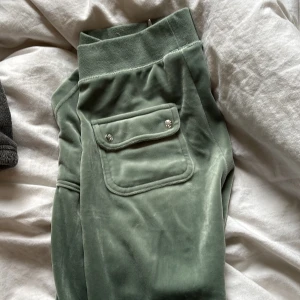 Gröna velourbyxor Juicy Couture  - Ljusgröna juicy couture byxor. Aldrig använda. Köpt för 1100kr. Jätte skönt material.