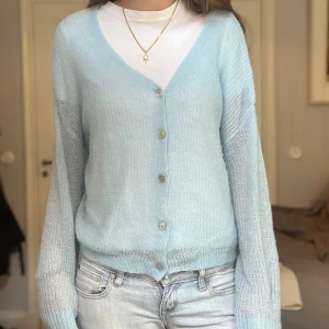 Ljusblå stickad kofta - Supersnygg v-ringad kofta!!💕💕