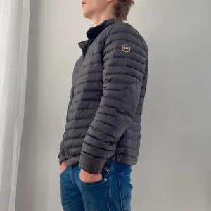 Colmar jacka - SEK-599 | Fint skick, dragkedjan på ena fickan är trasig. | Färg: grå | passar bäst vid 173-178cm | Hör av dig vid frågor// Sf. /// Colmar storlek-50