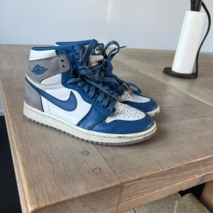 Jordan 1 - Jordan 1 blå vit och grå.Storlek 37.5  Väldigt bra skick Pris 600 