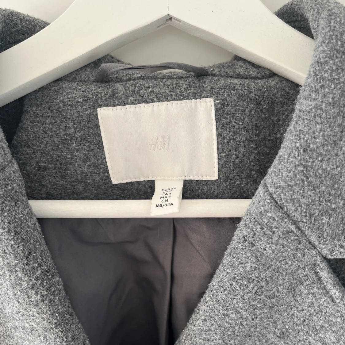 Grå kappa med bälte och knappar - 4