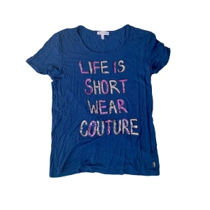 Juicy Couture Tee - Den har ett litet hål, (visat i bild 4), men annars är den i bra skick. Ganska säker på att den är riktig. Köpte den från Sellpy och de verifierar såå ja👍Sitter jättefint