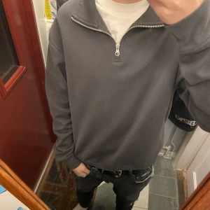 Halv zip  - Halv zip ifrån zara. Oanvänd. Köpt för 599 Mitt pris 350 