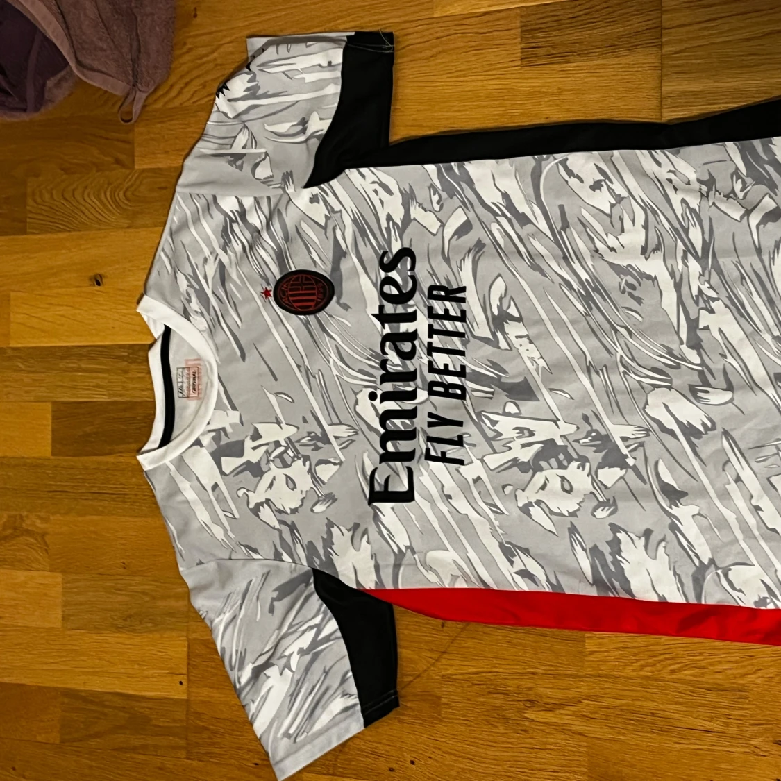 AC Milan vit och grå fotbollströja