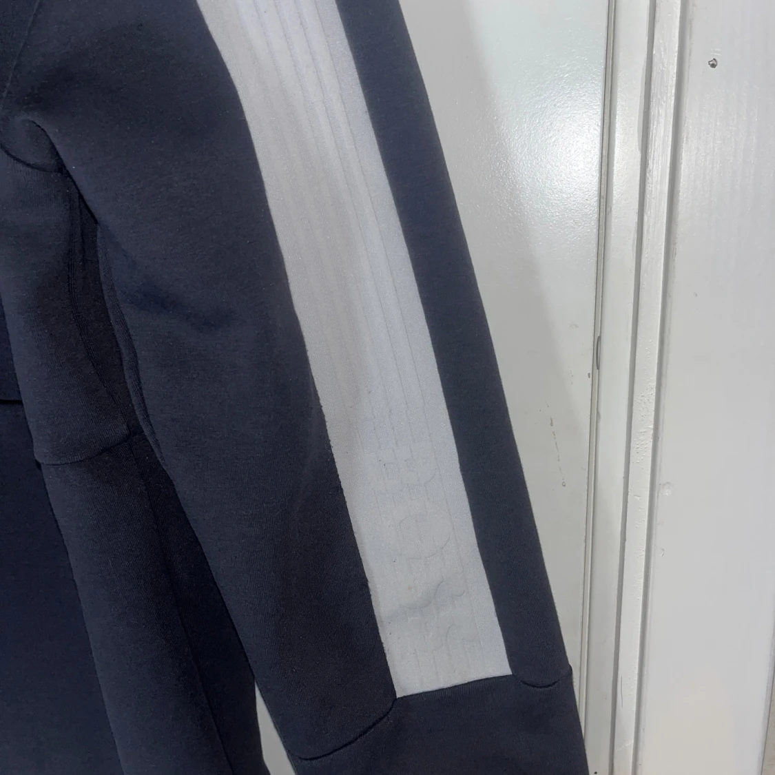 Svart hoodie med dragkedja från BOSS - 2