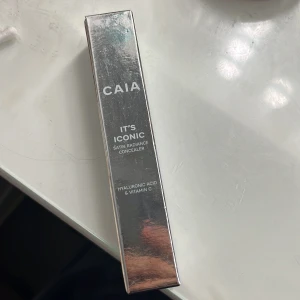 CAIA It's Iconic Concealer 1N - Säljer en CAIA It's Iconic Satin Radiance Concealer i nyansen 1N. Kommer i en snygg silvrig förpackning och innehåller hyaluronsyra och vitamin C för extra glow. Perfekt för att täcka mörka ringar och ojämnheter med naturlig finish.aldrig öppnat och tejpen sitter kvar och jag säljer den för jag fick två i födelsedag present 