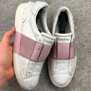 Valentino open rosa - Valentino open rosa | Skick: 8/10 | Storlek: 38,5, utbytta innersulor | Pris: 1999 kr | Tillbehör: Inget | Fler frågor? Hör av dig isåfall!