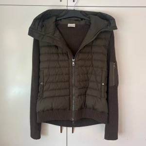 Mörkgrön Moncler cardigan   - Hej säljer nu en mörkgrön Moncler jacka som nästan är oanvänd, skick 10/10, storleken är XL men den passar bäst på folk som har L skulle jag säga. Jag vet inte om den är äkta eller fejk och har inget kvitto eller sånt till den. Därav är priset ganska så lågt. Hör av dig vid frågor✅