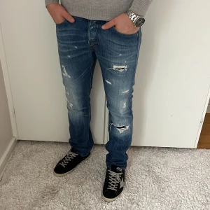 Replay Waitom jeans  - Replay Jeans med slitningar | skick 9/10 | Storlek 31/32 | Pris - 599kr | Modellen är ca 178cm lång | Hör av dig vid minsta fråga eller fundering!!