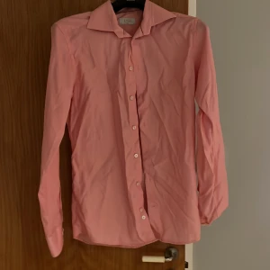 Rosa slim fit skjorta från Eton - Snygg rosa skjorta från Eton i slim fit-modell. mitt pris 200kr passar dig som är runt 185-190