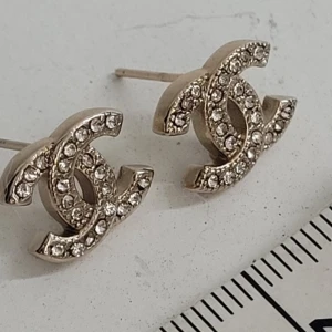 Örhängen med strass trend populär  - Klassiska ikoniska örhängen i mindre modell 