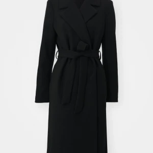 Svart lång kappa med bälte - Stilren svart kappa med klassisk krage och knytbälte i midjan. Lång modell med raka linjer och långa ärmar, perfekt för en snygg och clean look. Passar dig som gillar minimalistisk stil och vill ha en jacka som funkar till många outfits.