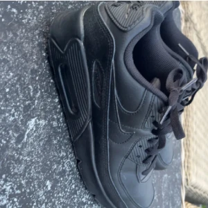 Svarta Nike Air Max sneakers - Jag har inte orginal boxen men jag kanske kan hitta den. Otroligt bra skick då dom seriöst bara använts en gånr tyvärr men kvittot kastades