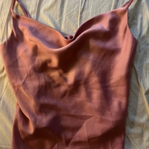 silk topp - jätte gullig silk topp från Gina! Den är liten i storlek enligt mig!