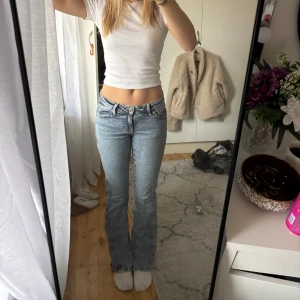 Ljusblå bootcut jeans med söm design  - Ljusblå bootcut jeans från Perfect Jeans med snygga detaljer på bakfickan och sömmar längs smalbenen som skapar en cool look. De har låg midja, klassisk femficksdesign och har perfekt passform! Älskar dessa jeansen men dem är lite för stora i midjan trots att jag brukar ha 34 i jeans :( hoppas någon annan kan få användning för dessa superfina jeansen istället för mig!💕Storlek 34 och inga defekter