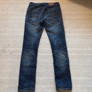 Nudie jeans 29/32 - 🙌säljer nu dessa otroligt feta nudie jeans med riktig vintage feeling i modell thin finn🙌.                         Har ett hål där bak men man kan lätt gå och reparera de hos en av nudies butiker helt gratis! Några andra frågor skriv bara, priset ej hugget i sten🤗