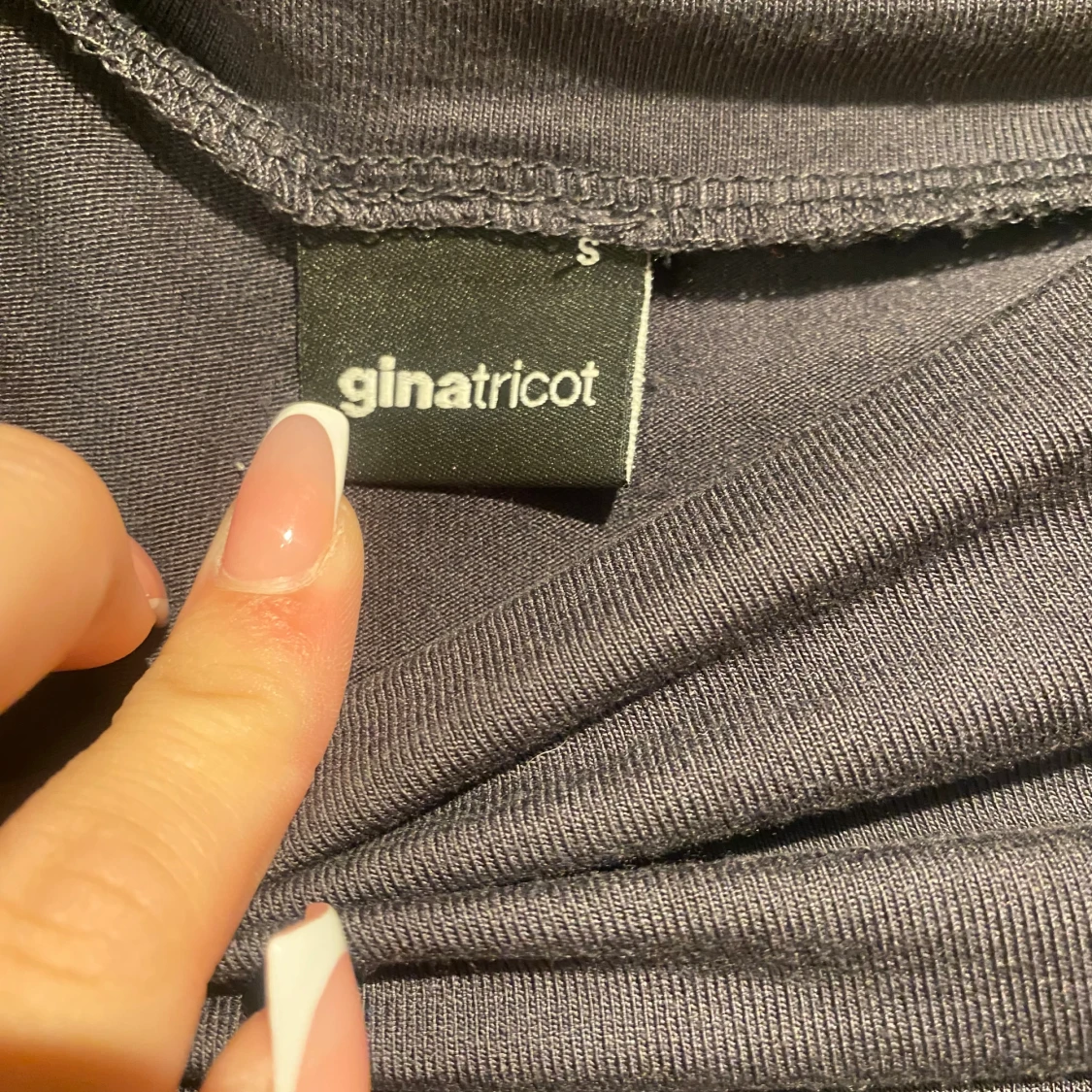 Svart croppad topp från Gina Tricot - 3