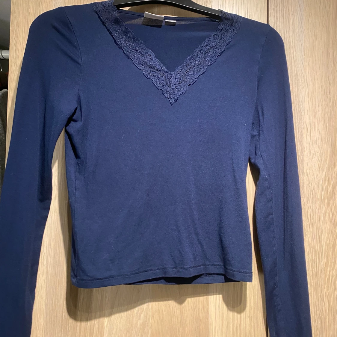 Mörkblå långärmad topp med spets - 2