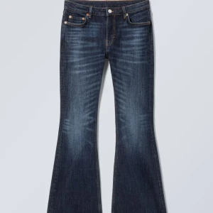 Weekday jeans -  Säljer dessa as fina weekday jeans, low, wasted och bootcut.💕 Säljer då de inte har kommit till användning. Helt nya med prislapp och allt. Säg till för fler bilder. Pris kan diskuteras! 