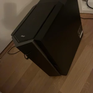 Acer stationär dator - GRAFIKKORT: Gtx 1650.                       Processor: Intel Core I5.                           Ram: 8G.                                                                 Köpt för 11-12 tusen för något år sen. Perfekt till alla typer av spel så som fortnite, fc26, gta osv. 