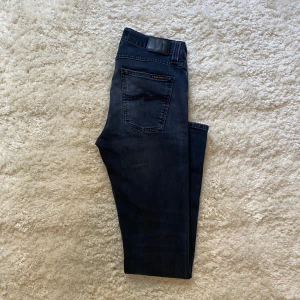 Svarta Nudie jeans Lean Dean - Skick 8,5/10, Inga tydliga defekter. Storlek W29 L32 Modell Lean Dean. Gåva ingår vid köp!