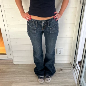 Mörkblå bootcut jeans  - Mörkblå lågmidjade jeans i storlek XS. 