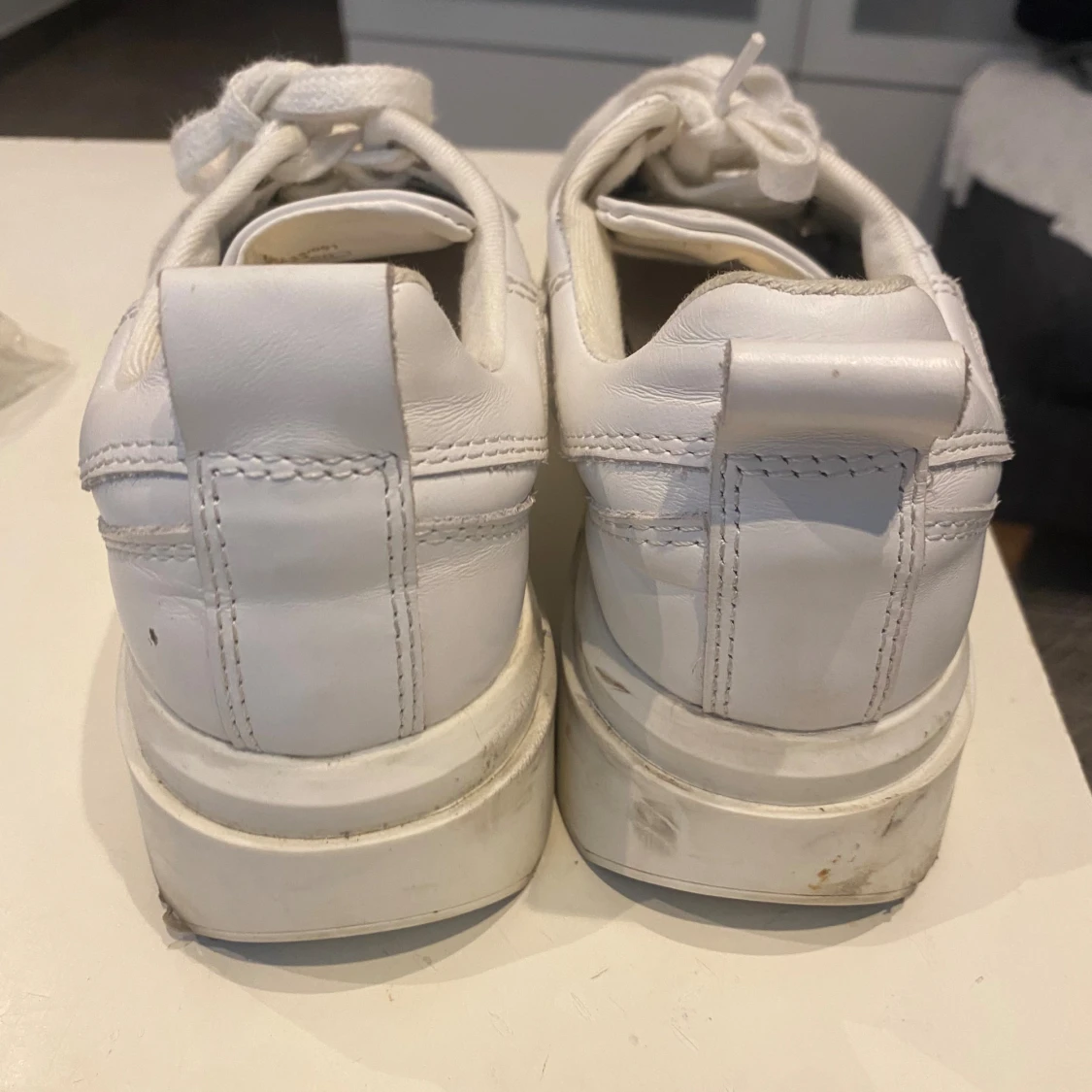 Vita sneakers med platåsula - 1