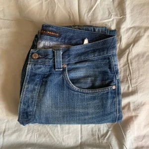 Blå jeans från Nudie Jeans - Säljer ett par brallor av nudie jeans, är relativt slitna men ändå rätt schyssta. Därav de billiga priset. Storlek 32 32