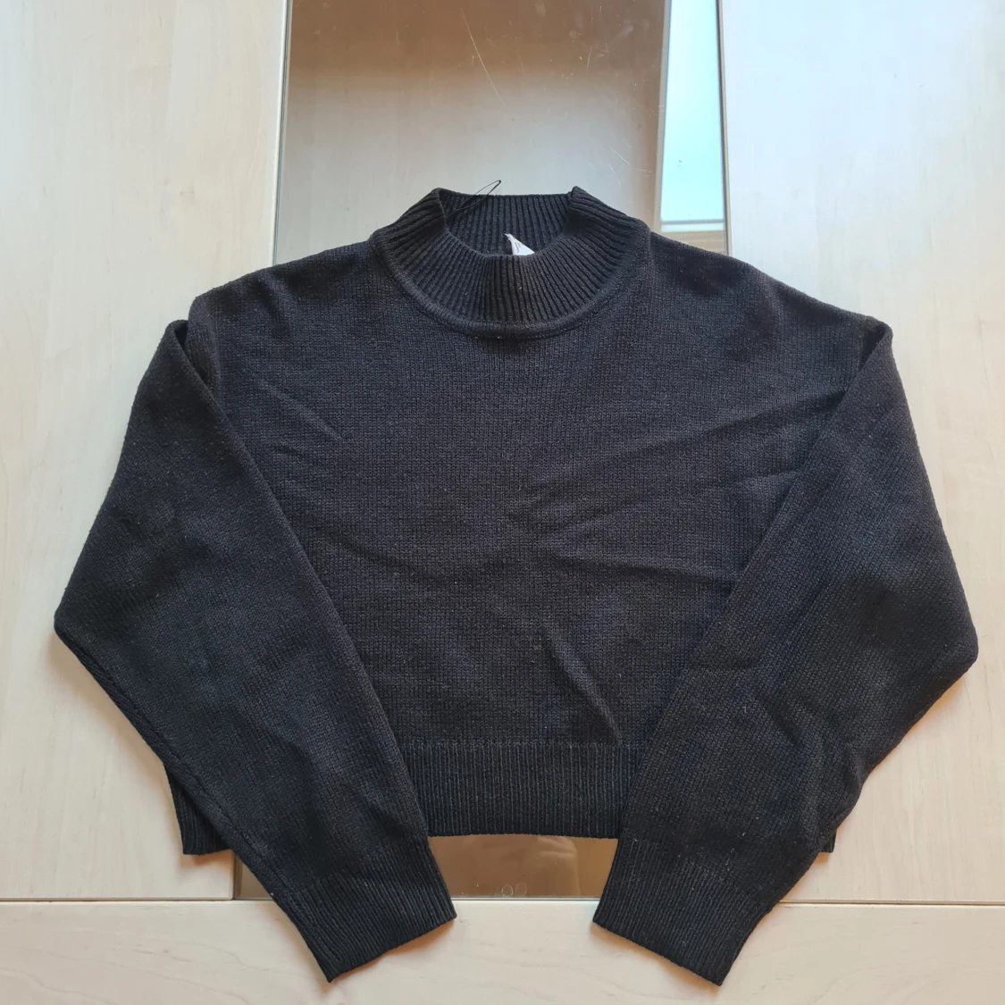 Svart croppad stickad tröja - 2