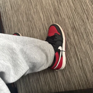 Nike Air Jordan 1 Low bred toe alternate - Säljer ett par Nike Air Jordan 1 Low bredtoe alternate för 650kr använde dem it så mycket size 39 vill bli av med dem snabbt