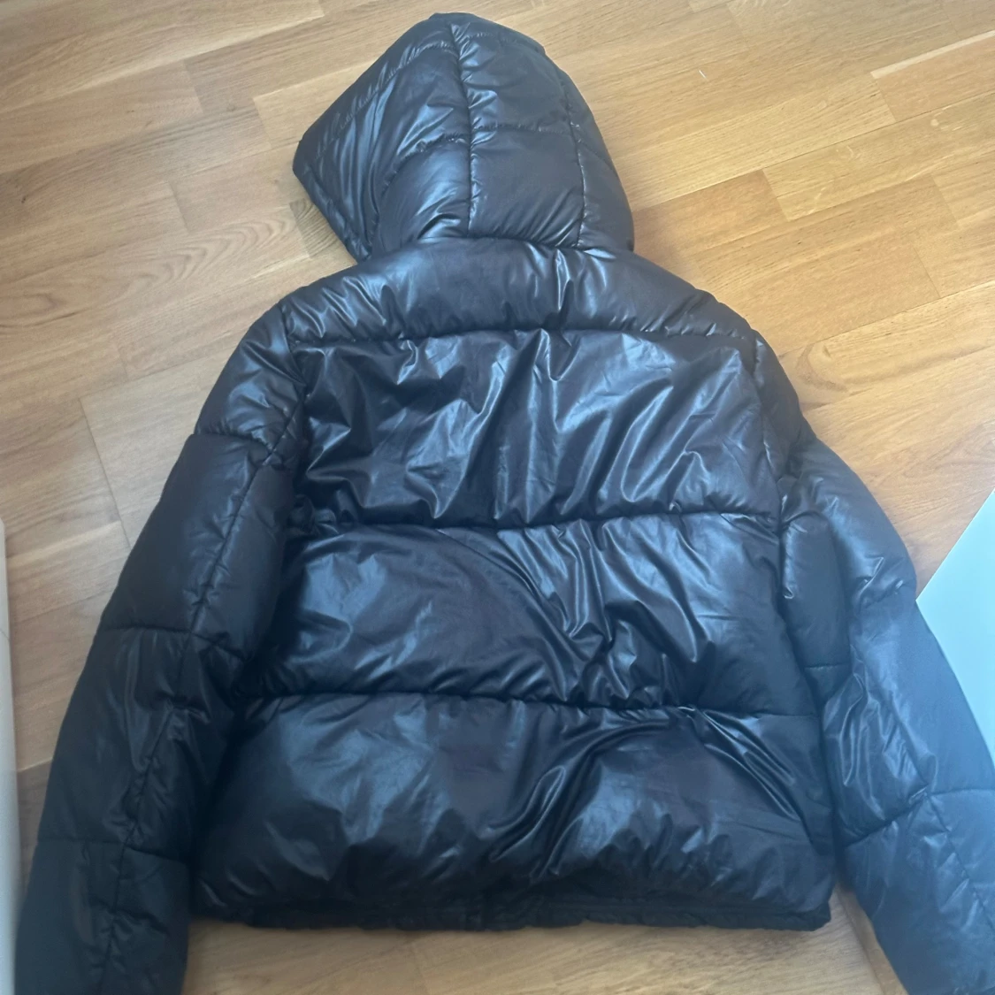 Svart pufferjacka från H&M med huva - 1