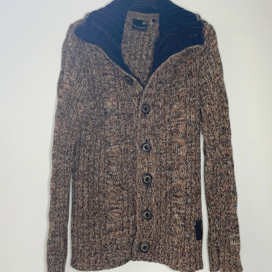 Brunmelerad stickad kofta No Excess