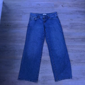 Blå ultra  low waist jeans  - Ultra low wide jeans från Gina tricot i jättefint skick! Storlek 38 🥰