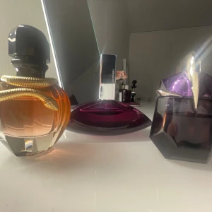 Parfym - Alien mugler 30ml ungefär 7ml använd 400kr Pure XS paco rabanne 50ml ungefär 5ml använd 400kr Euphoria Calvin klein 100ml ungefär 5ml använd 400kr