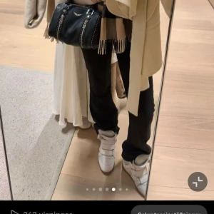 Svarta  kostymbyxor i modellen lågmidia VERA TALL   - Från bikbok. Säljs pga att de är lite nopriga på bilden som ni ser, inget som man direkt ser speciellt att byxorna är i färgen svart.  Lågmidia VERA TALL är modellen.