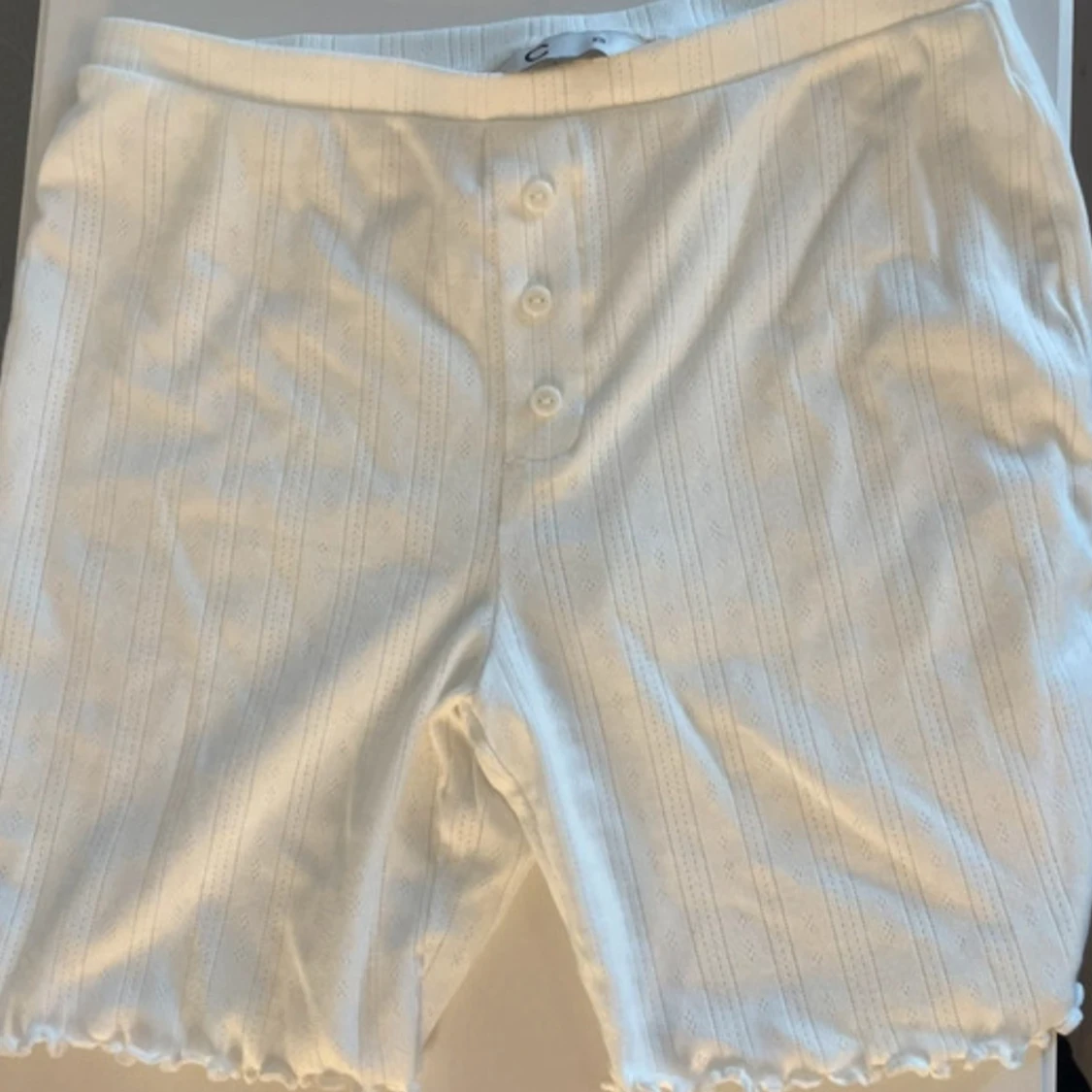 Vita ribbade shorts med knappar XS