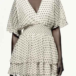 prickig klänning  - söt klänning från Zara, har en fläck på dig, skriv om du är intresserad så skickar jag bild! 