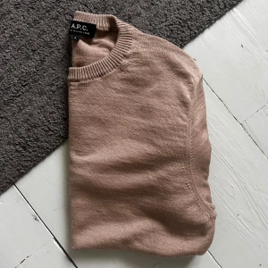 Beige Stickad APC Tröja - Riktigt fet och exklusiv stickad APC tröja i riktigt fint material. | Storlek: S | Nypris: 2999kr | Sjukt bra skick, som ny! | Skriv vid minsta fundering, priset är ej hugget i sten!