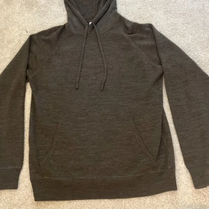 Merino ull tröja -  Brun stickad hoodie från Bläck i merino ull. Använd fåtal gånger. Storlek M. Säljer för att den blivit för liten. Hör av er vid frågor!