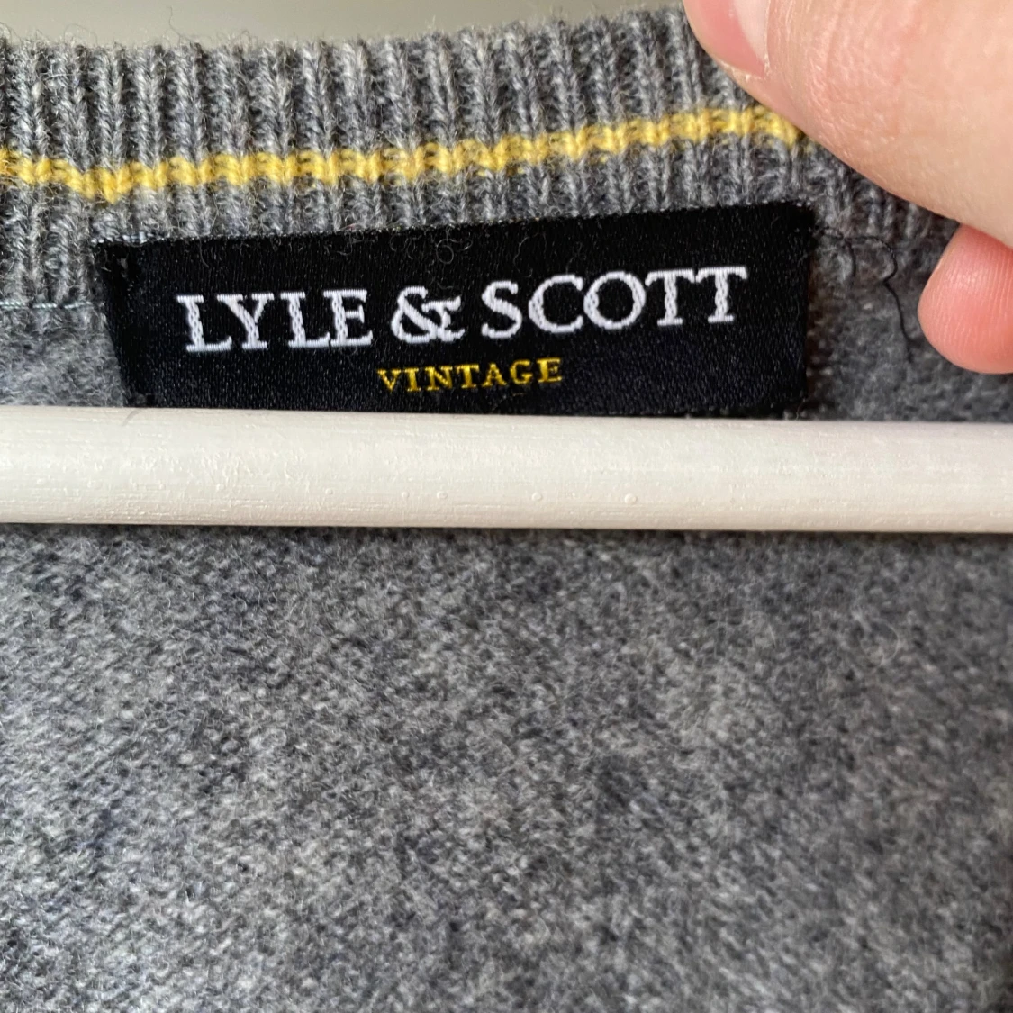 Grå v-ringad tröja från Lyle & Scott - 2