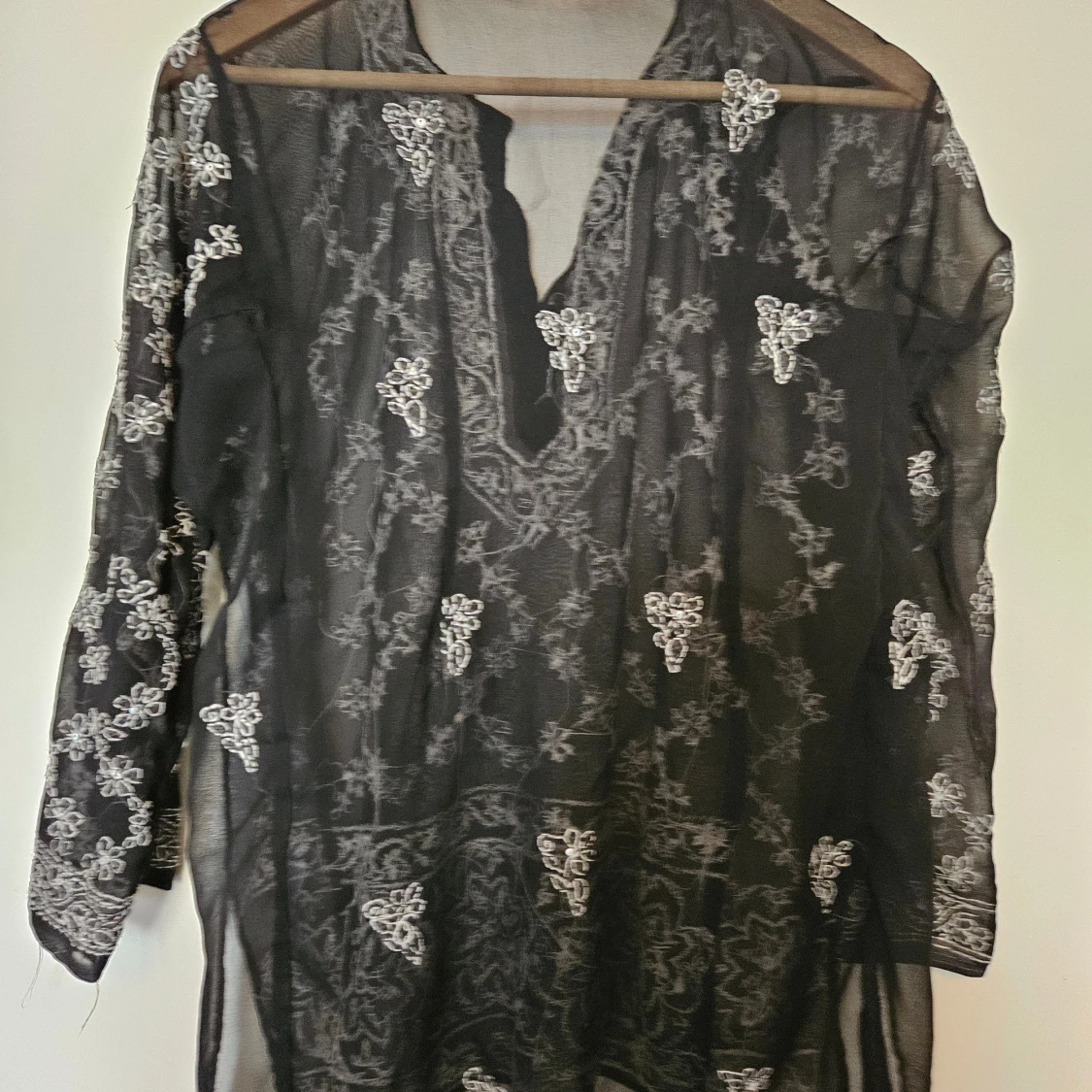 Svart blus med broderade blommor - 2