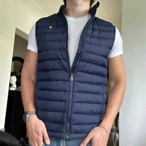 Lyle & Scott Väst - Säljer en schysst väst från Lyle & Scott | Nyskick, använd någon enstaka gång | Storlek junior (sitter som Small) | Modellen på bilden är 178cm | Hör av dig vid minsta fundering