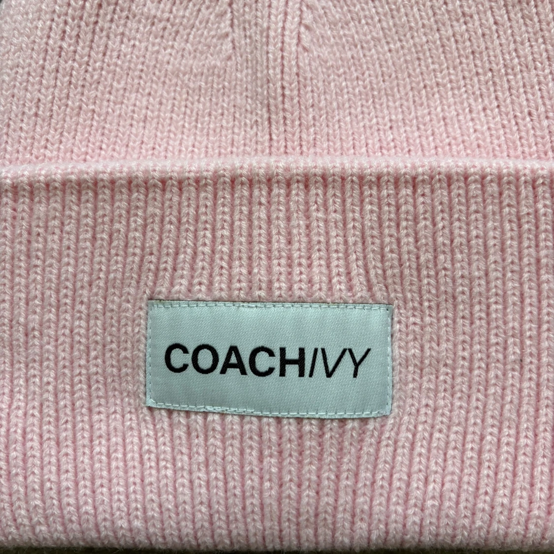 Ljusrosa ribbstickad mössa COACH IVY - 2