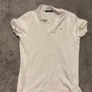 Vit pikétröja från J.Lindeberg - Tja säljer denna feta piken från j Lindberg inköpt i somras men passar mig inte längre