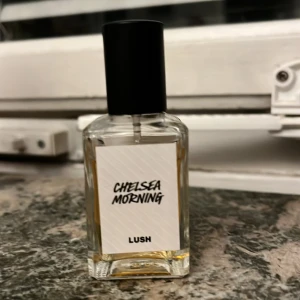 Chelsea morning - Luktar som deras populära super milk leavein för håret. Öppningen är med citron 🍋 karamell. Underbar doft som håller jätte länge.  OBS den har ett väldigt litet läckage så den behöver stå upprätt.