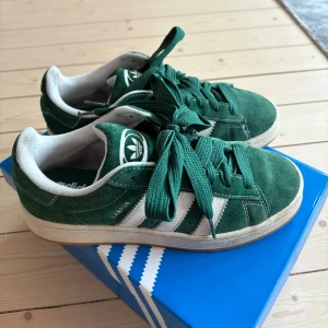 Adidas Campus 00s gröna sneakers - Adidas Campus 00s sneakers i nyskick! Knappt använda pga lite för små