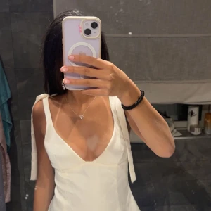  vit Zara topp med knytning på axlarna  - Säljer den för att den inte passade bra på mig. Pris kan diskuteras💕